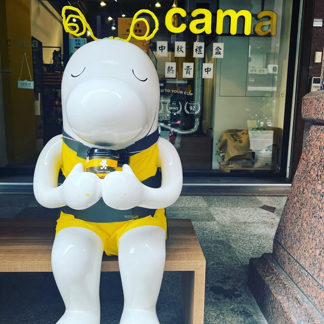 cama café 台中學府店門口吉祥物 Beano 變裝造型：嗡嗡小蜜蜂・勤勞手作迎賓裝 - 中興大學打卡地標