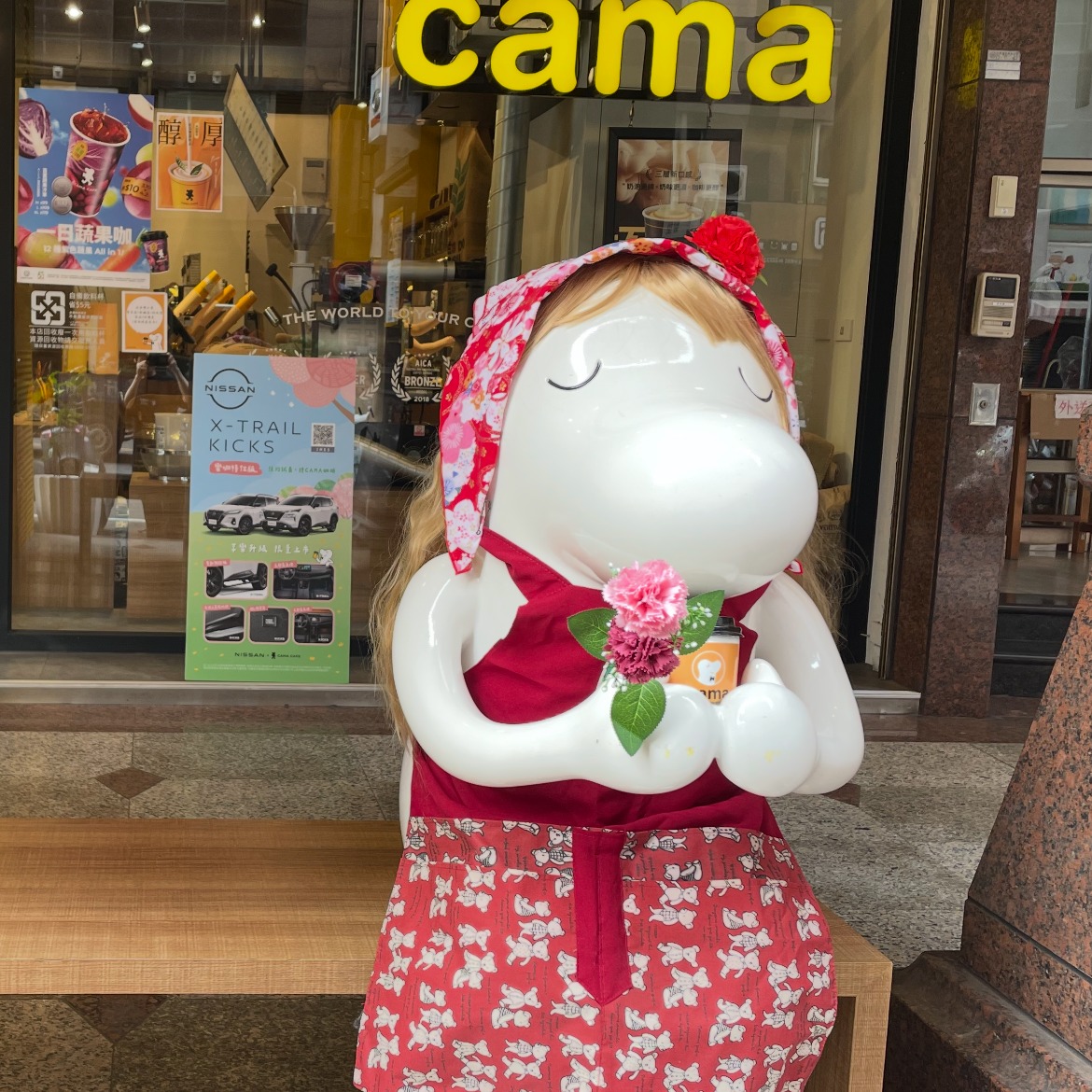 cama café 台中學府店門口吉祥物 Beano 變裝造型：客家花布溫馨村姑・康乃馨感恩裝 - 中興大學打卡地標
